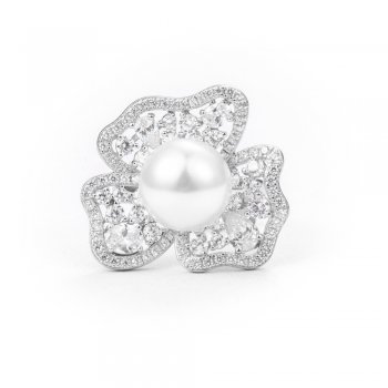 Delicate and elegant pearl and white diamond ring